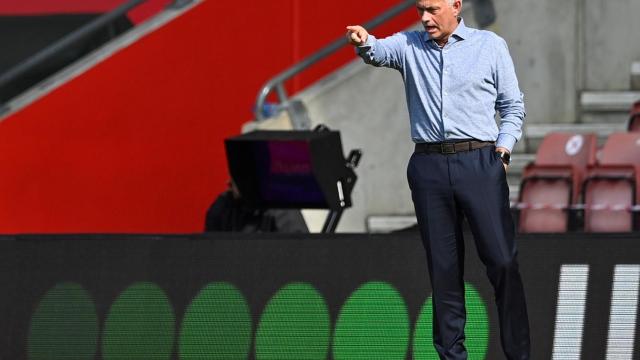 Mourinho dando instrucciones durante un partido del Tottenham