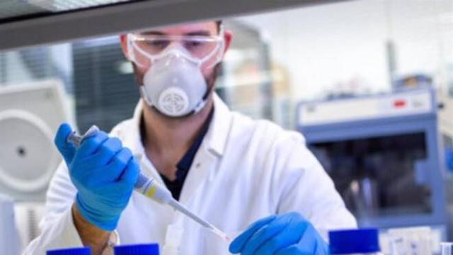 Un profesional sanitario trabaja en el laboratorio. Imagen de recurso.