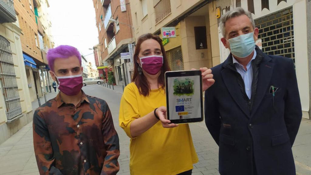 El alcalde de Valdepeñas, Jesús Martín (d), en la presentación de la app SmartDpeñas