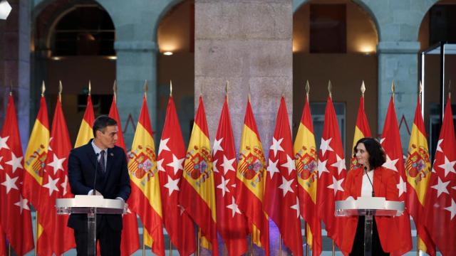 Pedro Sánchez, junto a Isabel Díaz Ayuso, en el Palacio de Correos de la Puerta del Sol.