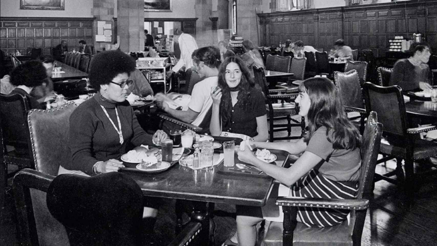 Un grupo de mujeres comiendo en el Berkeley College de Yale en la década de los 70.