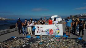 Mar de Fábula recoge más de 2.000 colillas y otra basura de tres playas de A Coruña