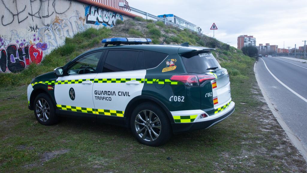 Imagen de un coche patrulla de la Agrupación de Tráfico de la Guardia Civil en una carretera.