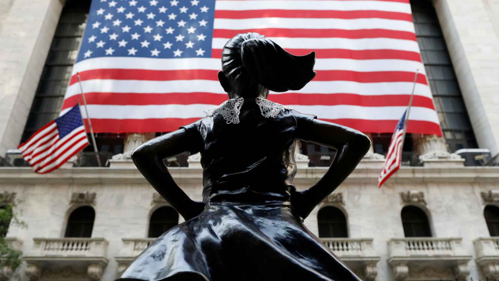 Estatua de 'La Niña' frente a la Bolsa de Nueva York.