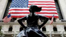 La estatua de una niña con mascarilla en un gesto desafiante hacia Wall Street.