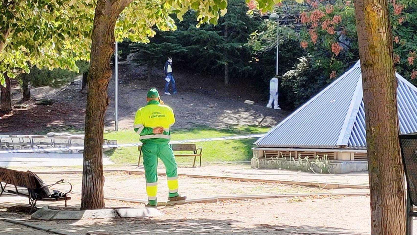 El jardinero que ha encontrado el cuerpo observa cómo trabaja la Policía Científica.