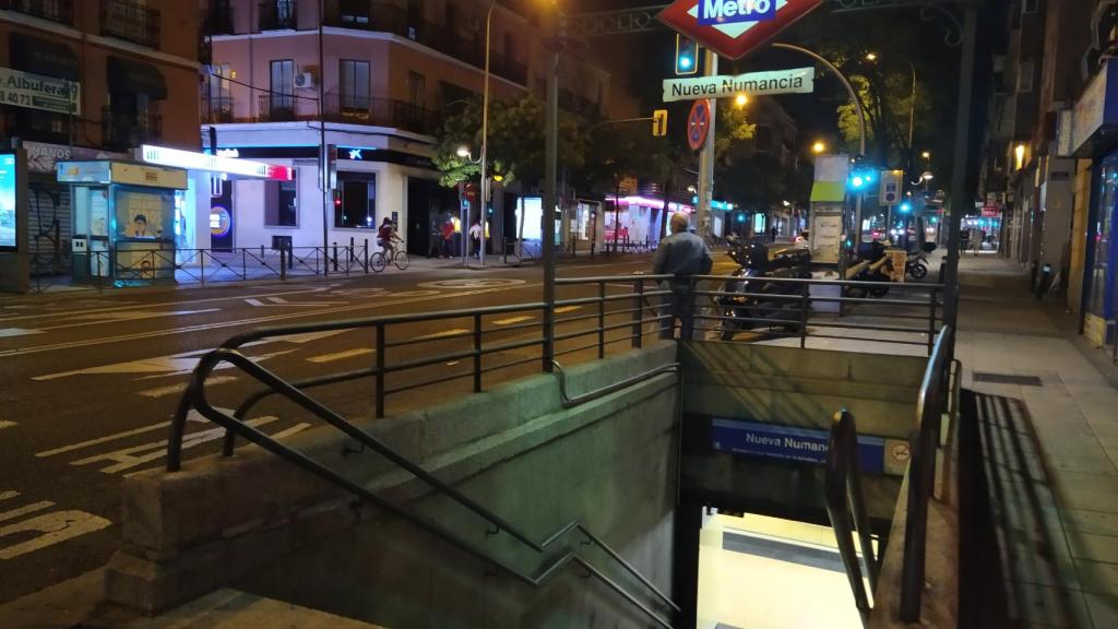 La entrada a la parada de Metro de Nueva Numancia, en la Avenida de la Albufera.