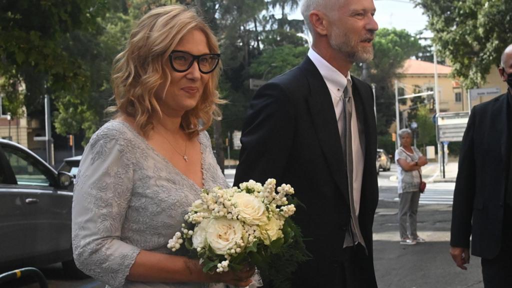 Para la ocasión, la novia apostó por un vestido azul de pedrería.