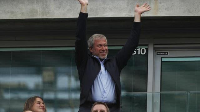 Abramovich celebrando en el palco del Chelsea