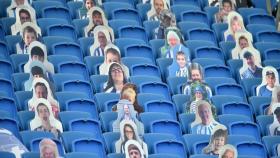 Grada de la Premier League con fotografías de sus aficionados
