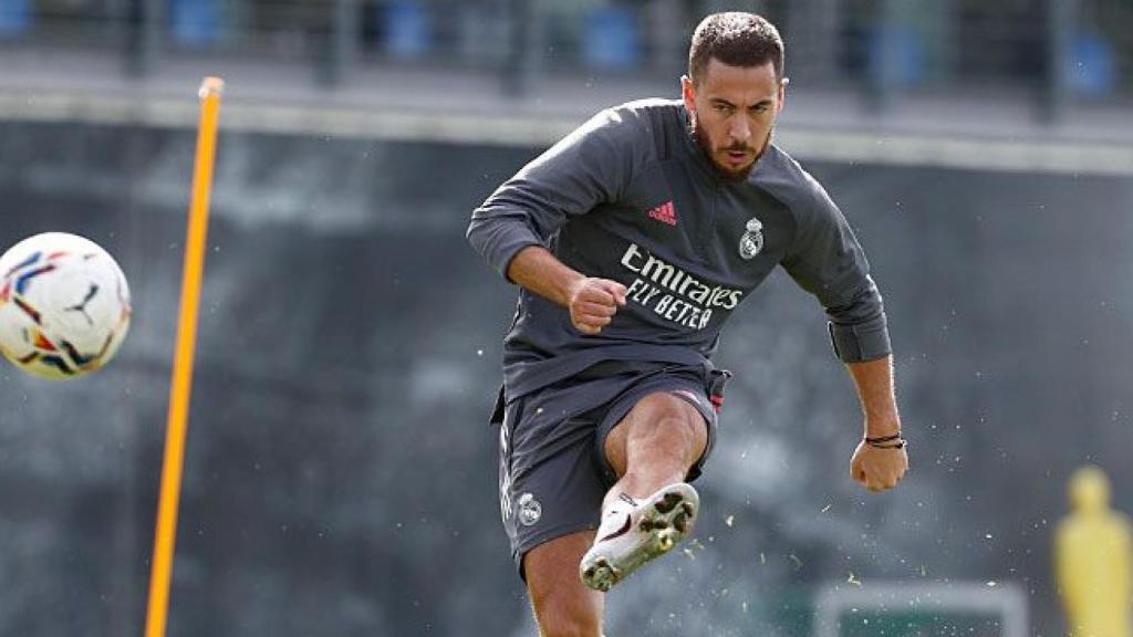 Hazard lanzando a portería durante un entrenamiento con el Real Madrid