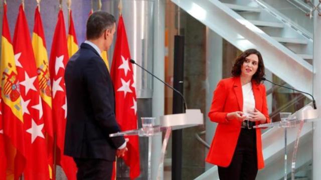 Isabel Díaz Ayuso junto a Pedro Sánchez este lunes en la sede de la Comunidad de Madrid. Efe