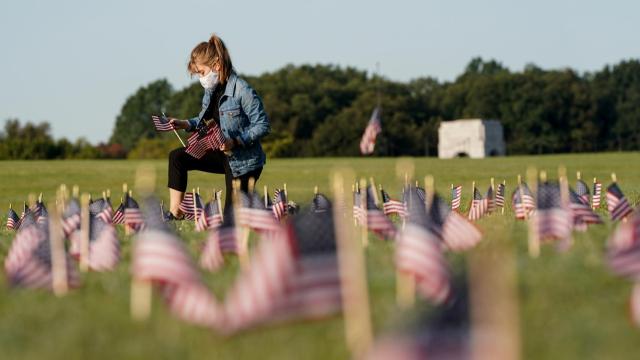 Banderas americanas representando las 200.000 muertes ocasionadas por el coronavirus en el país.