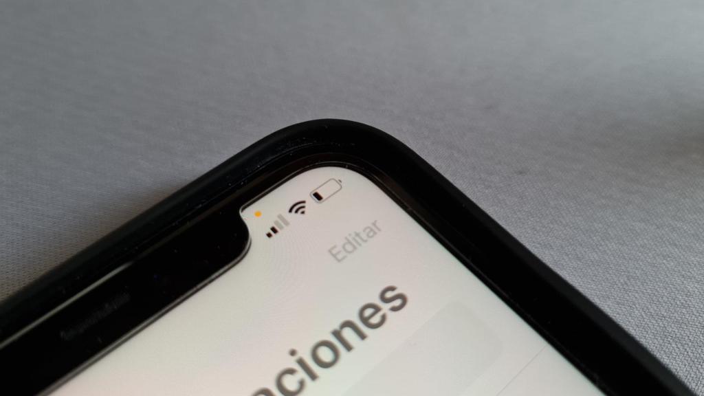 El punto naranja que sale en el iPhone cuando se usa el micrófono