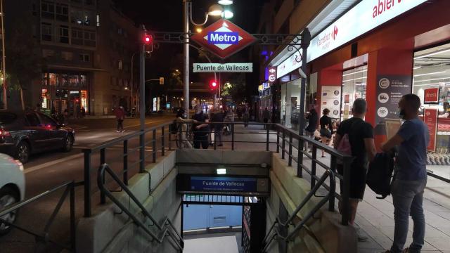 Entrada a la parada de Metro de Puente de Vallecas.