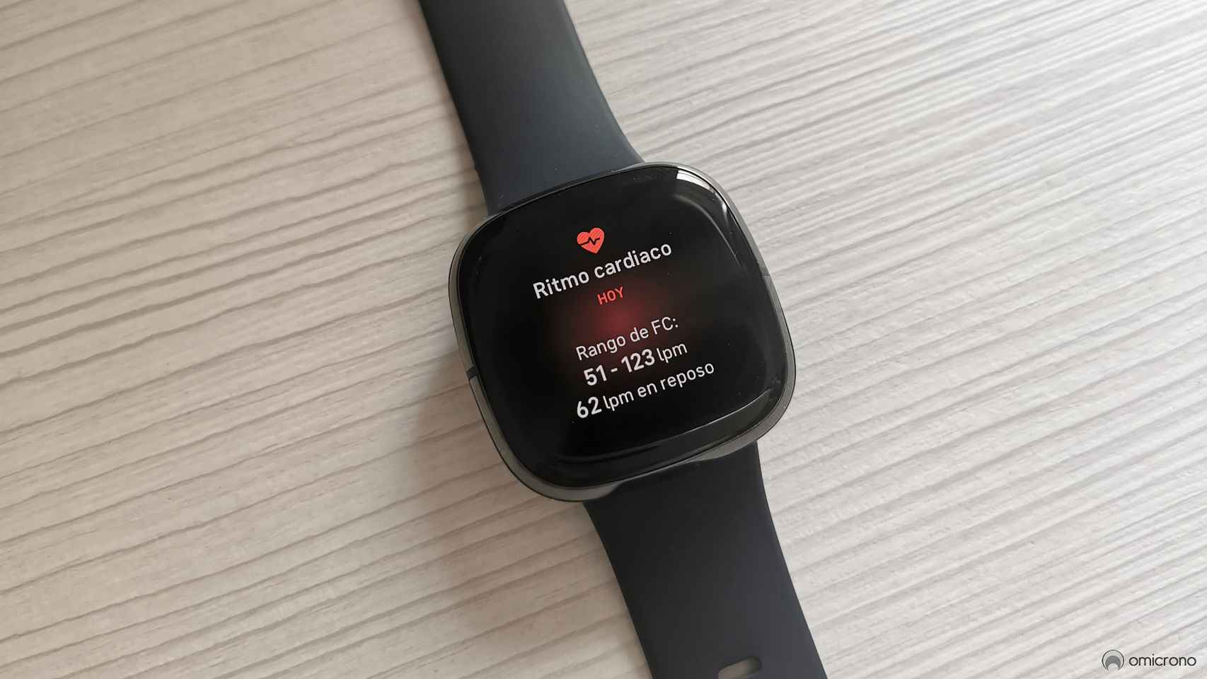 Fitbit Sense midiendo el ritmo cardíaco.