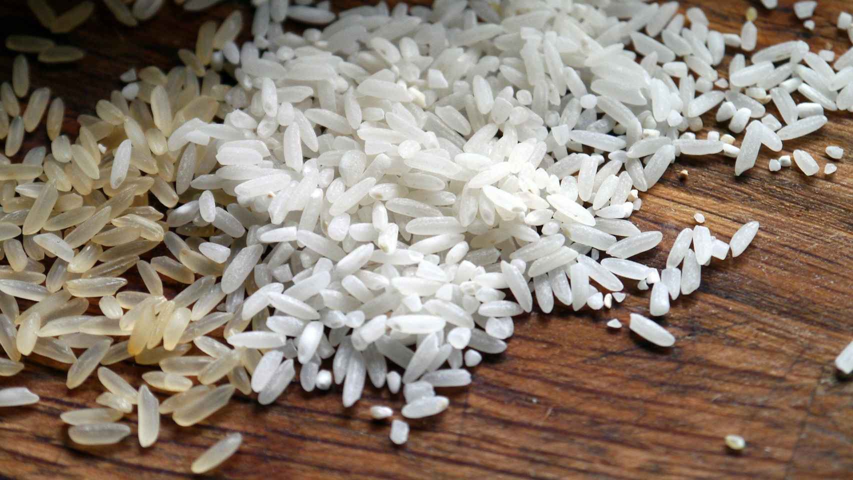 Meter el móvil en arroz ayuda a absorber el agua.