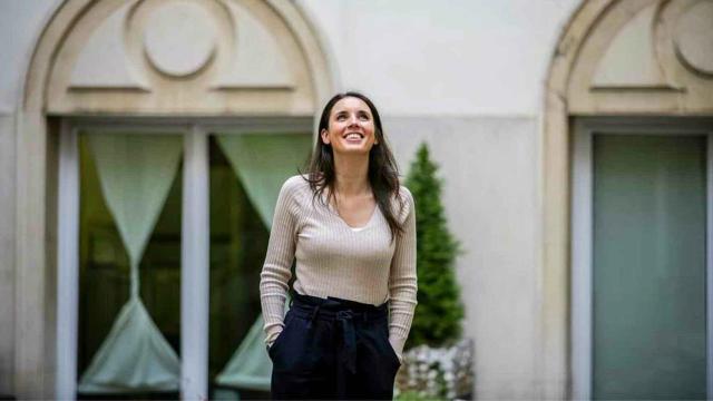 Irene Montero, en una imagen de sus redes sociales posando en el patio exterior del Ministerio de Igualdad.