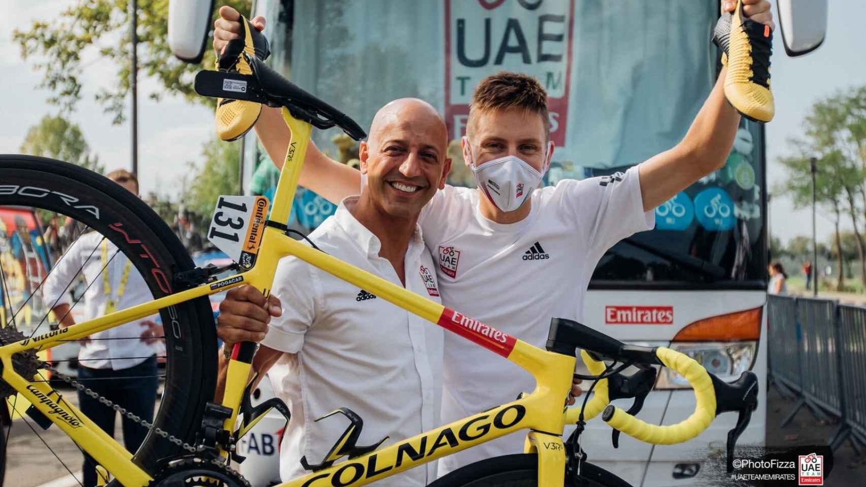 Joxean Fernández Matxín y Tadej Pogacar celebran el Tour de Francia