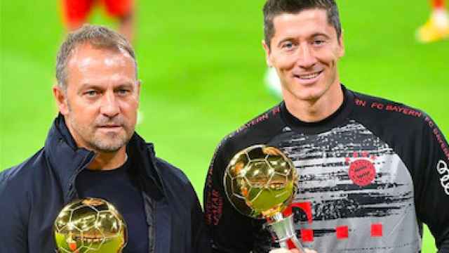 Flick y Lewandowski con los premios de mejor entrenador y mejor jugador de la Bundesliga