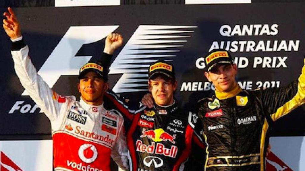 Petrov en el podio junto a Hamilton y Vettel