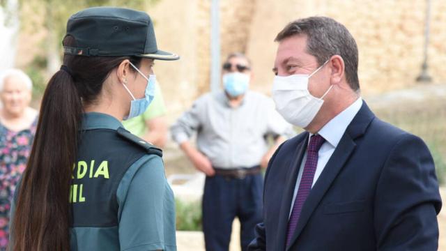 Emiliano García-Page, este miércoles en Elche de la Sierra saludando a una agente de la Guardia Civil (Foto: JCCM)