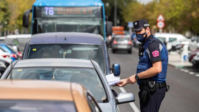 En la imagen, agentes de la Policía municipal, en tareas de control en el Barrio de Orcasur, en Madrid.