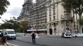 Agentes de la Gendarmeria acordonan los alrededores de la Torre Eiffel.