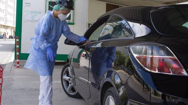 Una sanitaria realiza una prueba PCR a un conductor en Monforte de Lemos (Lugo).