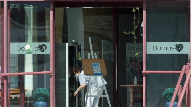 Un trabajador en la residencia de Outeiro de Rei (Lugo).