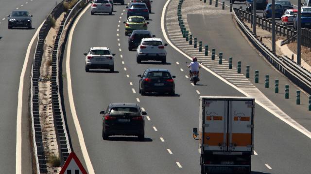 Algunos coches circulando por el carril izquierdo en Málaga.