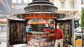 Marcos, en su quiosco del número 78 de la Gran Vía.