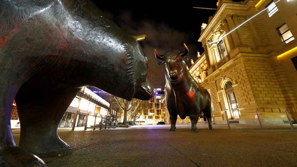 Monumento al oso y al toro frente a la Bolsa de Fráncfort.