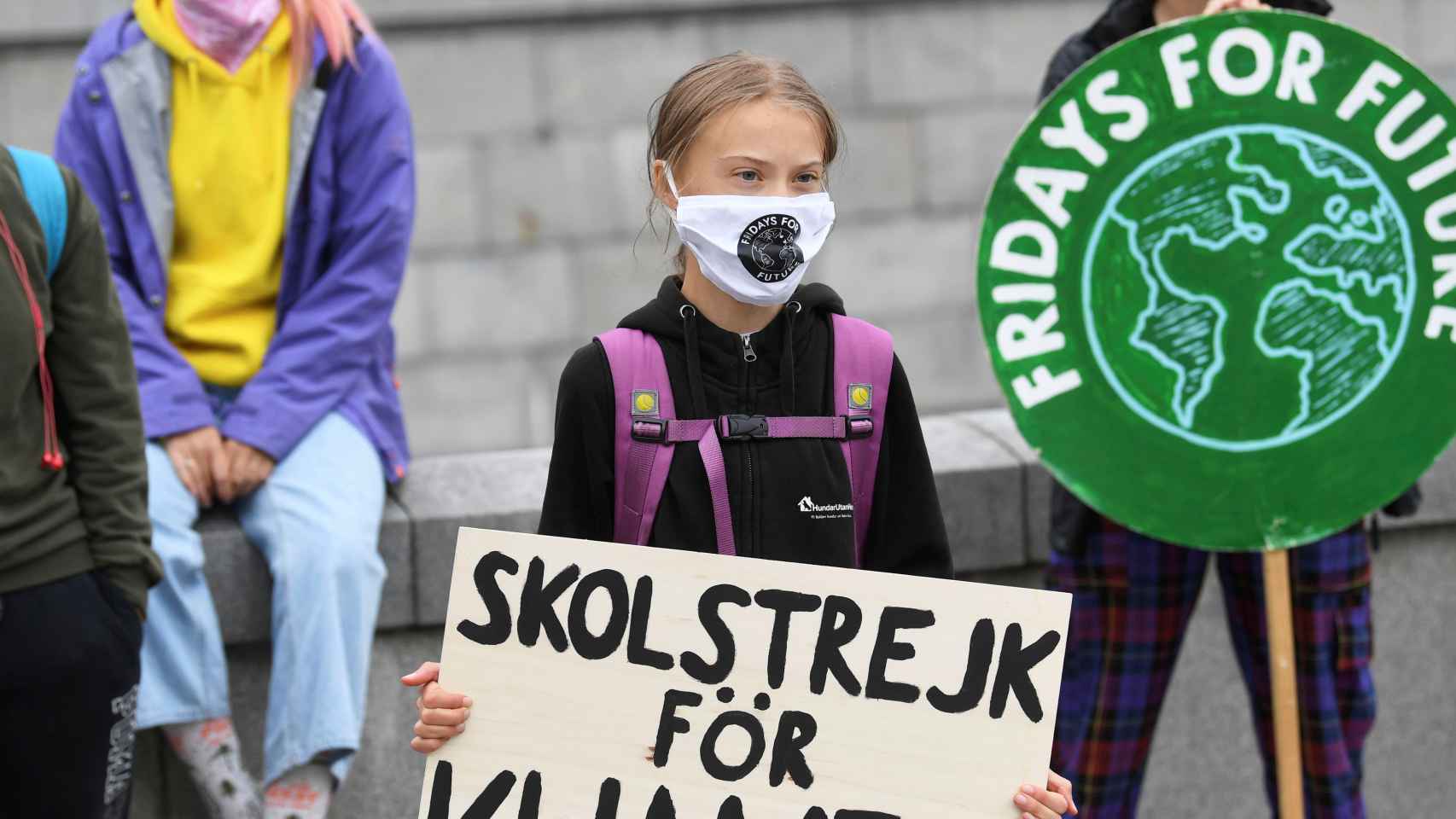 Greta Thunberg sostiene un cartel que dice  Huelga escolar por el clima frente al Parlamento sueco.