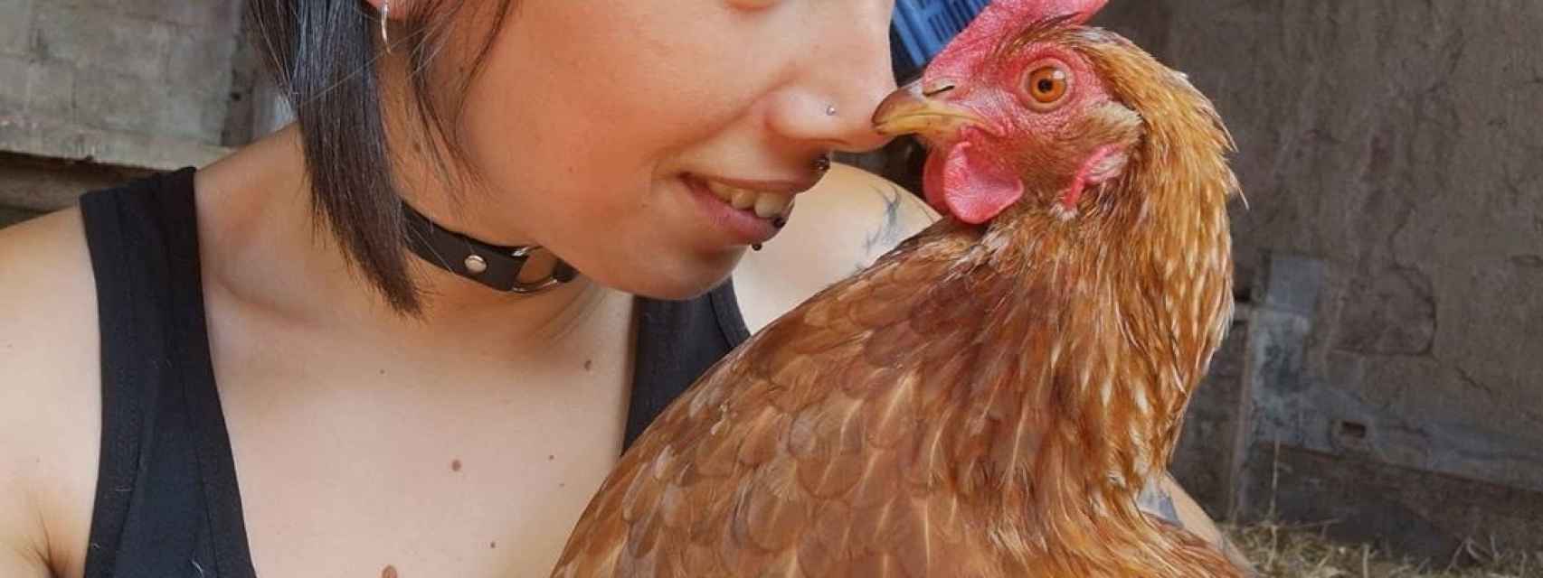 La gran paradoja de Fani, la feminista de las gallinas “violadas”:  descubren que es prostituta