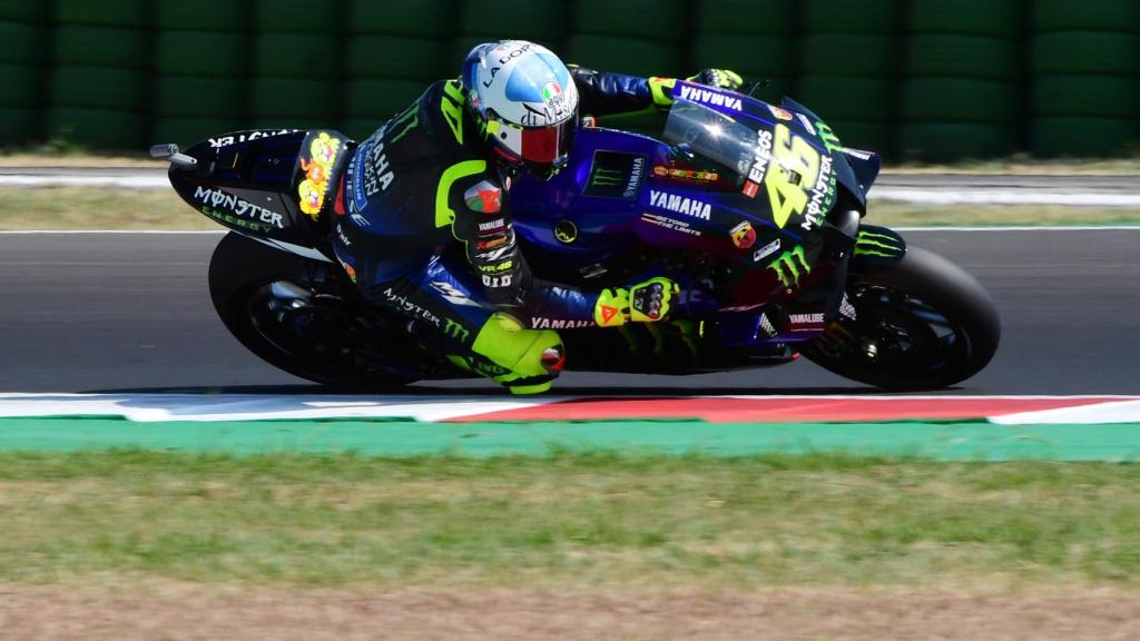 Valentino Rossi traza un viraje con su YZR-M1, en el circuito de Misano.