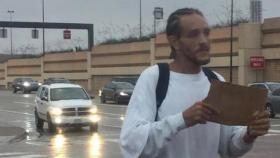 Delonte West pidiendo dinero en Dallas