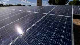 Una placa solar en un parque de energías renovables.
