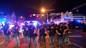 el fuerte dispositivo policial en Louisville.