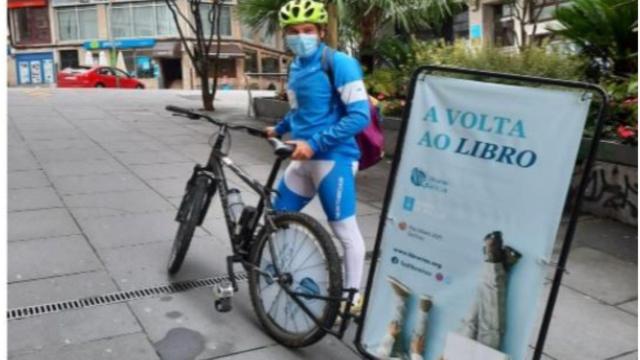 A volta ao libro: Fotografía al ciclista que recorrerá A Coruña y apuesta por la lectura