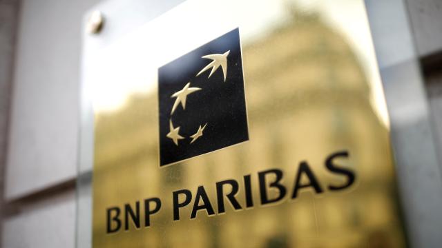 Placa a la entrada de una sucursal de BNP Paribas