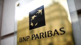 Logo de BNP Paribas en una sucursal francesa.