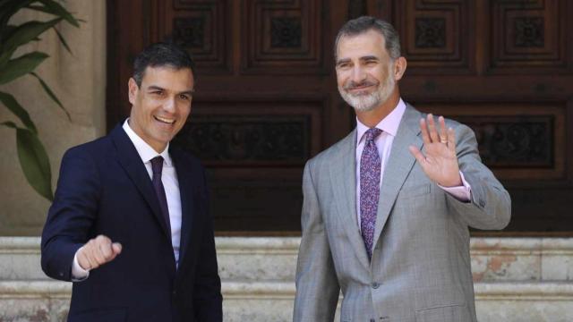 Pedro Sánchez y el Rey Felipe VI en una reunión que mantuvieron en Mallorca.