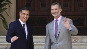 Pedro Sánchez y el Rey Felipe VI en una reunión que mantuvieron en Mallorca.