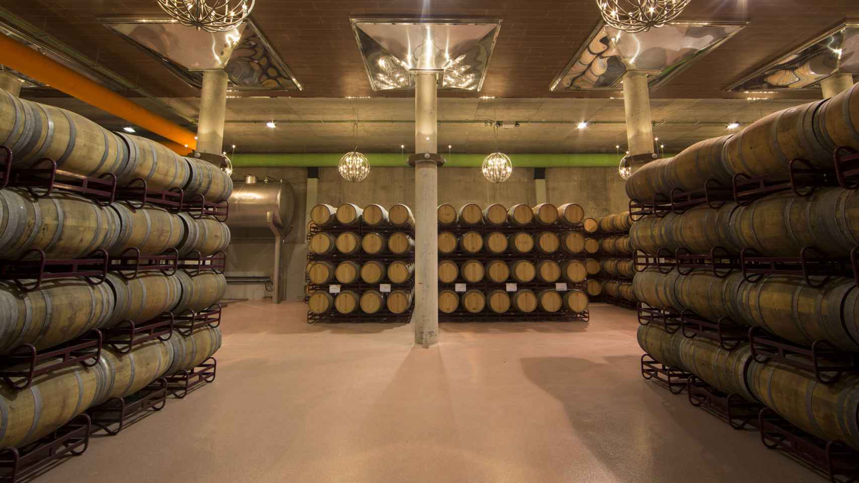 Imagen de archivo de barricas de vino.