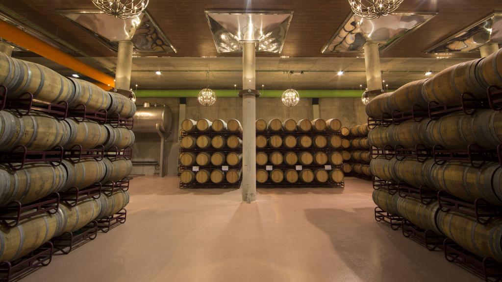 Las barricas de vino en el interior de la bodega Pagos del Rey, una de las pertenecientes a Félix Solís.