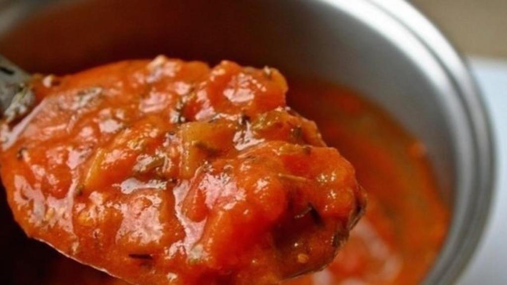 Un sofrito de tomate, cebolla y aceite de oliva.