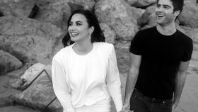 Demi Lovato y Max Ehrich, en una de las fotos con las que anunciaron su compromiso.