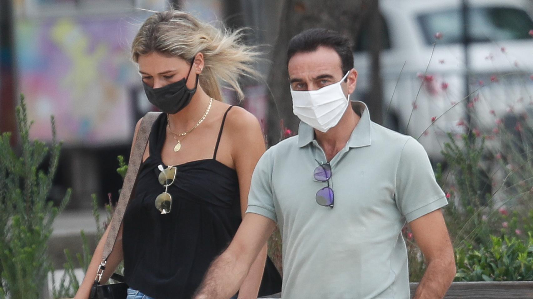 Ana Soria y Enrique Ponce caminando por las calles de Nimes (Francia).