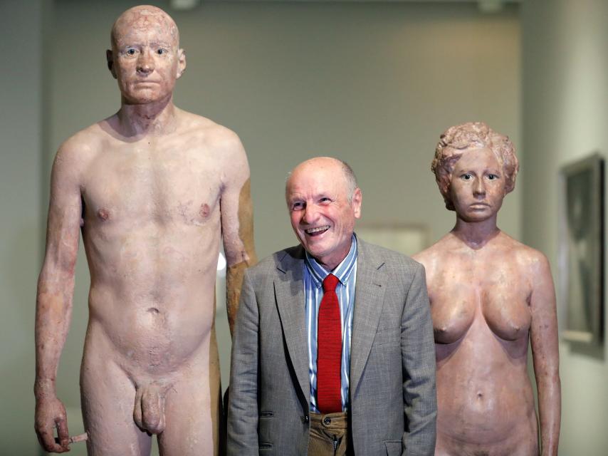 Antonio López con dos de sus obras en Valencia.